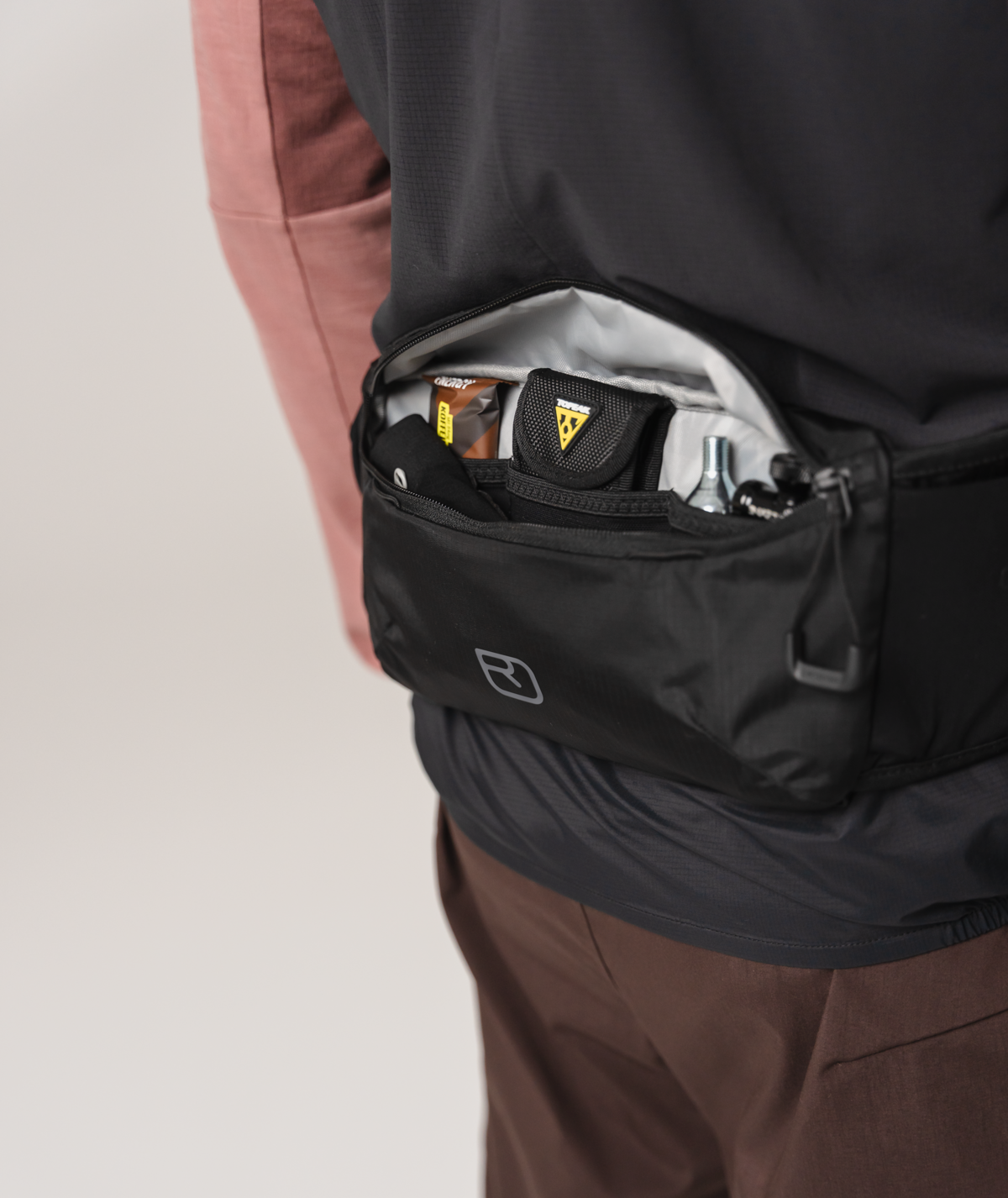 SEQUENCE HIP POUCH 1 black raven