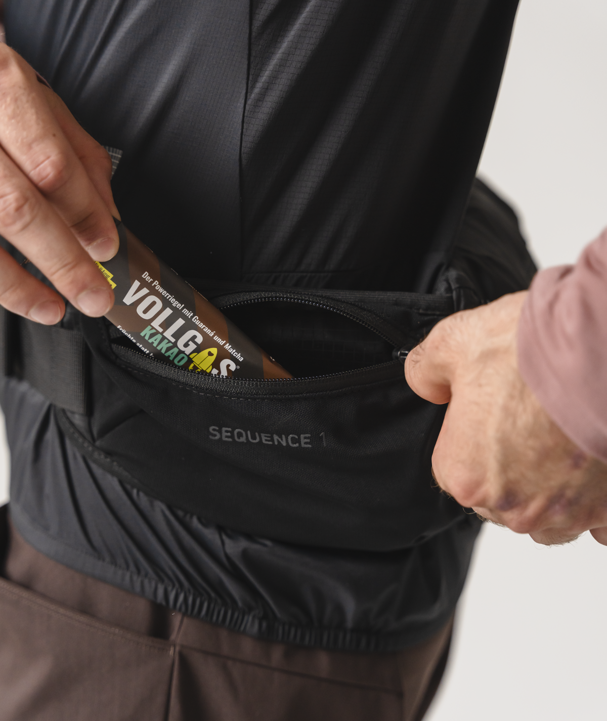 SEQUENCE HIP POUCH 1 black raven