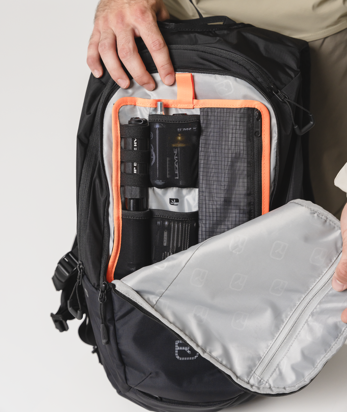 SEQUENCE DAYPACK 15 black raven