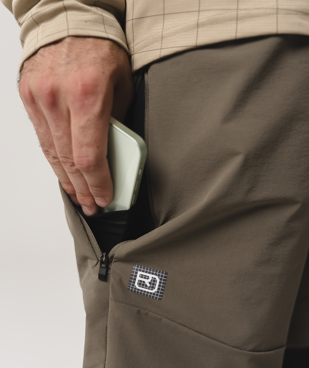 SEQUENCE TRAIL SHORTS M dark grey brown