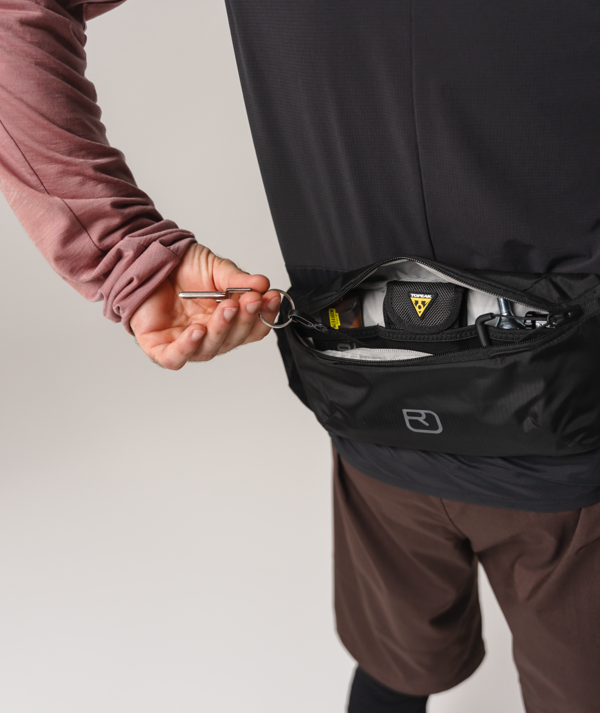 SEQUENCE HIP POUCH 1 black raven