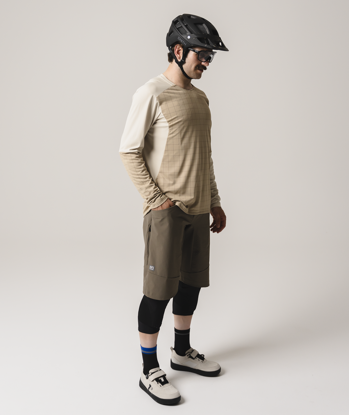 SEQUENCE TRAIL SHORTS  M dark grey brown